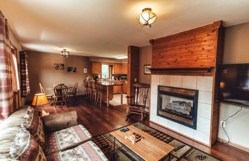 Rockbridge House | Freedom Cottage, 12 Acres with Private Hot Tub