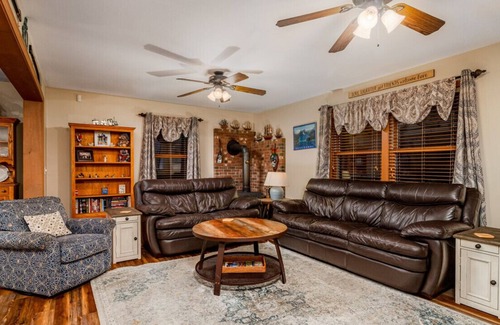Freedom House | Freedom Retreat w/Hot Tub|Fire Pit|Near King Pine