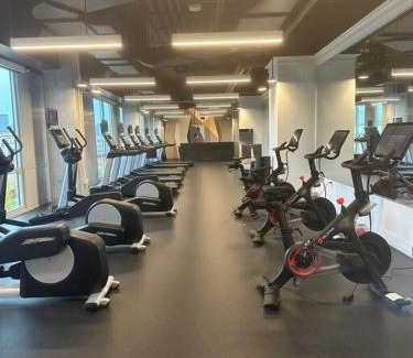 Hoboken Apartment | Freedom Tower View -Amenity Packed -minutes to NYC