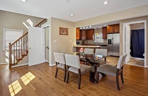 Falls Church House | Fresh | 4 bedroom | Luxury | Center | Sunny