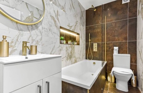 Christchurch Apartment | Fresh and Modern Flat - Sleeps 5