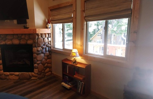 North Upper Truckee Ski Chalet | *FRESH INTERIOR REMODEL!* Cabin in the Pines. Garage, Hot Tub, Washer/Dryer