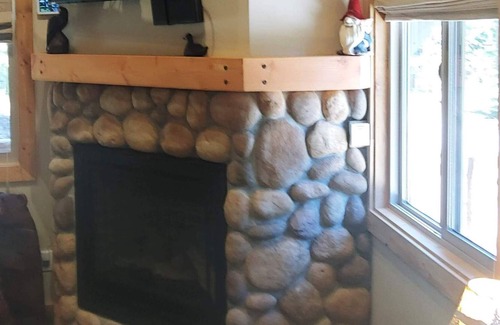 North Upper Truckee Ski Chalet | *FRESH INTERIOR REMODEL!* Cabin in the Pines. Garage, Hot Tub, Washer/Dryer