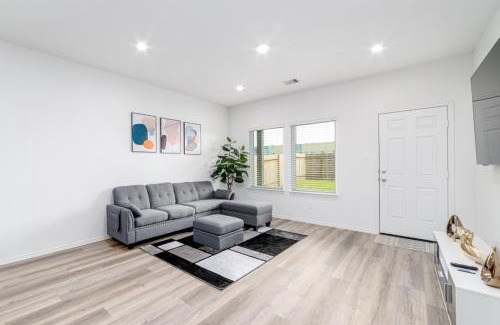 Houston House | Freshly Built 4BR Home in North Houston