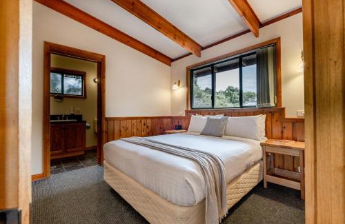 Coles Bay Ski Chalet | Freycinet Cottage 1 – Bluestone