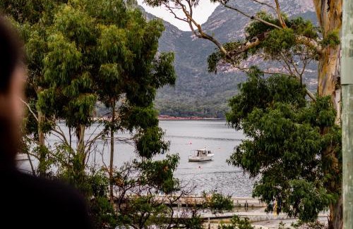 Coles Bay Ski Chalet | Freycinet Cottage 1 – Bluestone