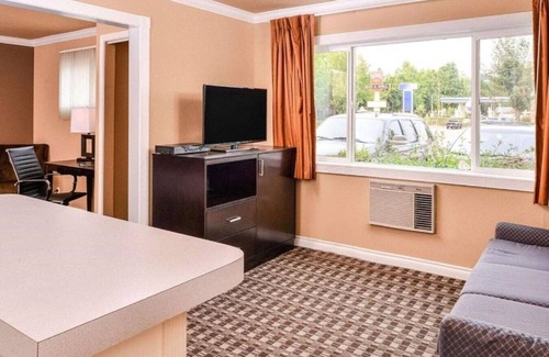 Kent House | Friendly service and value near Riverbend Golf Course !