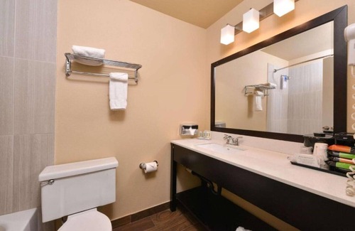 Kent House | Friendly service and value near Riverbend Golf Course !