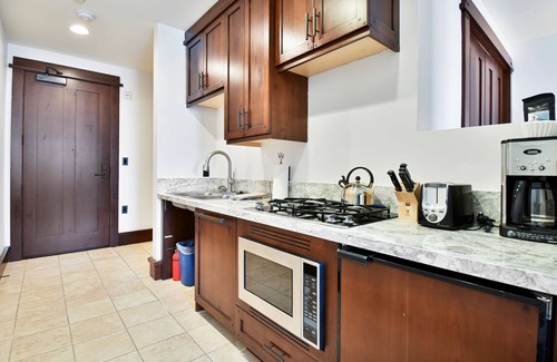 Empire Pass Condo | Friendly Studio Condo in Empire Pass with Mountain Views and On-Site Hot Tub