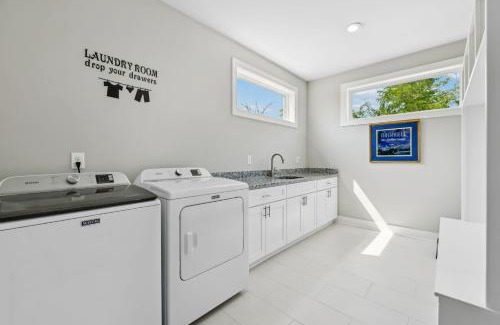 Buena Vista House | Friends in Skyline Places Luxurious Brand New Build, Great for Groups, 10 min to Downtown Nash