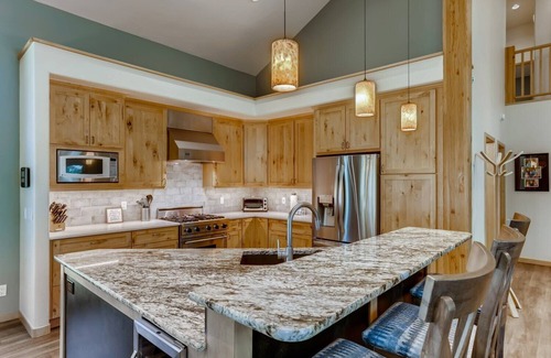 The Reserve House | Frisco Cedar Cabin. Private 4 bedroom home in Frisco. Sleeps 10, private hot tub, private garage, WIFI.