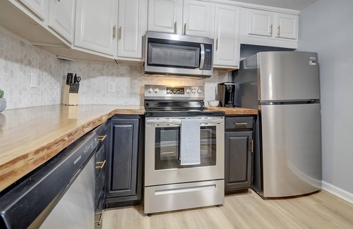 Schnitzelburg House | Frontdesk | 2 BR House near Cardinal Stadium
