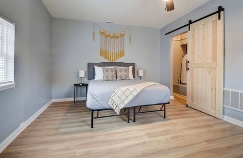 Schnitzelburg House | Frontdesk | 2 BR House near Cardinal Stadium