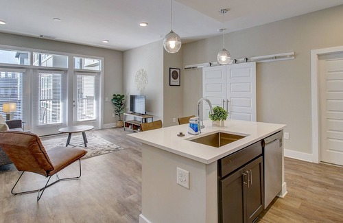 Third Ward Apartment | FRONTDESK 500 West Trade Apts Fourth Ward Charlotte