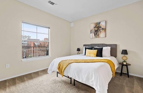 North Shore Apartment | Frontdesk | Convenient 1 BR in the North Side