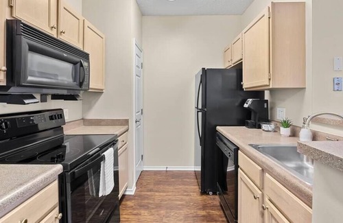 North Shore Apartment | Frontdesk | Convenient 1 BR in the North Side