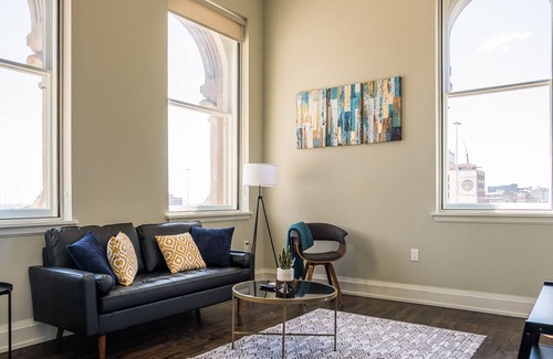 East Town Apartment | FRONTDESK Mackie Flats 3rd Ward Downtown Milwaukee
