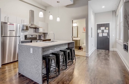 East Town Apartment | FRONTDESK Mackie Flats 3rd Ward Downtown Milwaukee