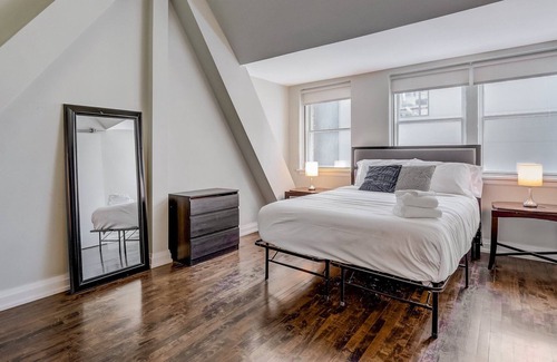 East Town Apartment | FRONTDESK Mackie Flats 3rd Ward Downtown Milwaukee