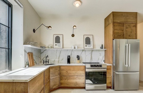 Society Hill Apartment | Frontdesk | South St 1 BR Apt by Philadelphia Zoo