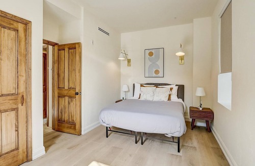 Society Hill Apartment | Frontdesk | South St 1 BR Apt by Philadelphia Zoo