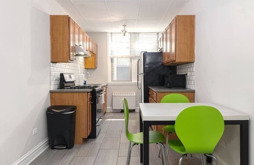 Kenwood Apartment | Frontdesk | Spacious 3 BR Apt near Jackson Park