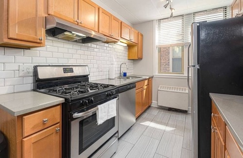 Kenwood Apartment | Frontdesk | Spacious 3 BR Apt near Jackson Park