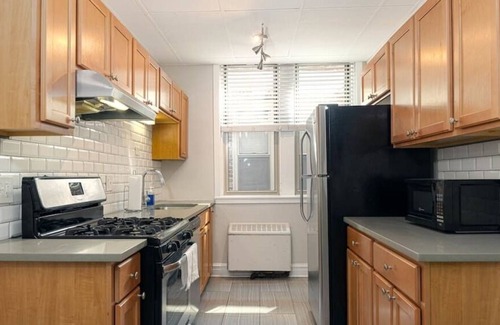 Kenwood Apartment | Frontdesk | Spacious 3 BR Apt near Jackson Park