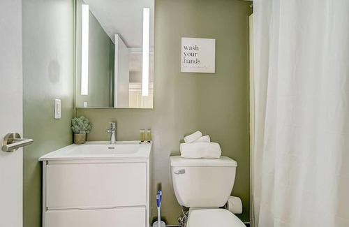 Gayborhood Apartment | Frontdesk | Spacious 1BR Loft by Independence Hall