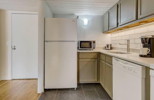 Gayborhood Apartment | Frontdesk | Spacious 1BR Loft by Independence Hall