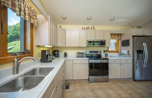Mountainside Condo | Frost & Float Getaway! Cozy 2-bedroom condo in Deep Creek Lake with Lakeviews