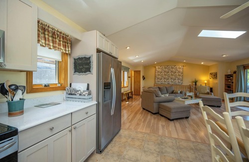 Mountainside Condo | Frost & Float Getaway! Cozy 2-bedroom condo in Deep Creek Lake with Lakeviews