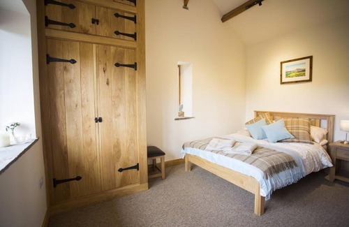 Monmouth House | Fuesli Lodge - Boutique Cottage at Harrys Cottages