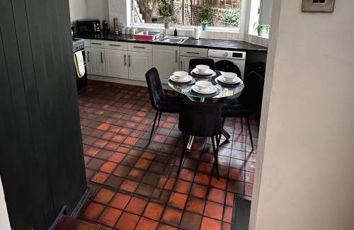Munster Apartment | Fulham Tranquil 2BD King Bed Home with Parking & Gdn