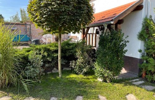 Alsorakos House | Full 2BDR Garden House near to Downtown Metro Free Parking