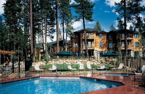 Incline Village Condo | Full access to Hyatt, Ski, Sandharbor, Burnt Beaches; 6 minute walk to the beach