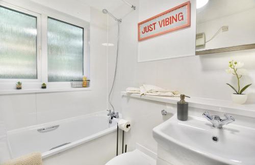 Newham Apartment | Full Apartment close to EXCEL Centre, London City Airport , O2 Arena