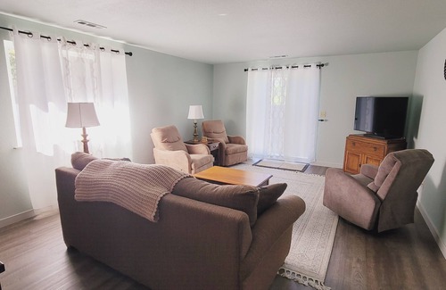 Grants Pass House | Full House: Fenced Backyard, Wi-Fi, Dogs Allowed!