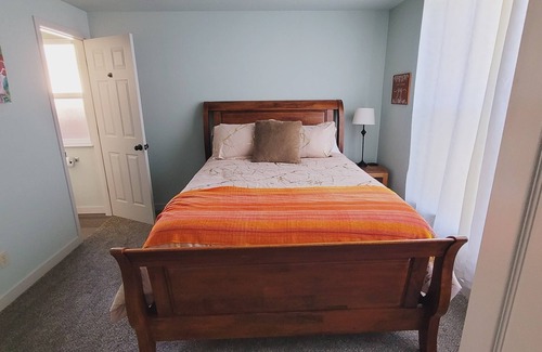 Grants Pass House | Full House: Fenced Backyard, Wi-Fi, Dogs Allowed!
