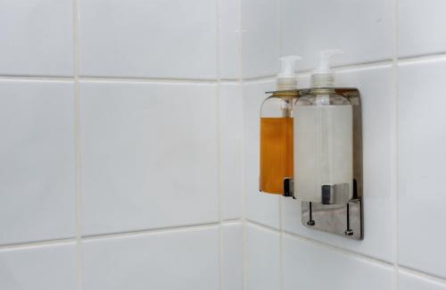 Neath Apartment | Fully Equipped Kitchen, Double room, Smart TV