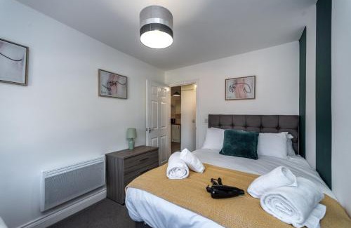 Neath Apartment | Fully Equipped Kitchen, Double room, Smart TV