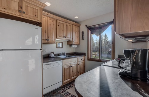 Clark Cabin | Fully equipped kitchen, pet friendly, and beautiful views.