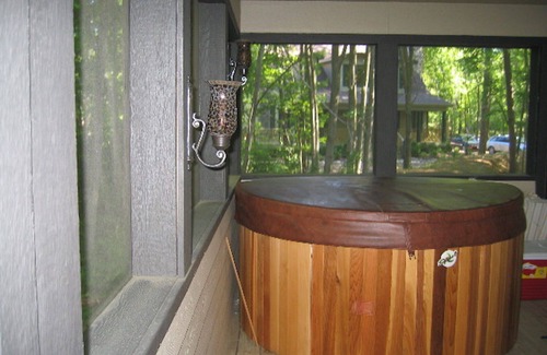 Union Pier House | Fully Furnished 3 Bedroom Home in a Tranquil Wooded Setting