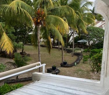 Quatre Cocos Villa | Fully furnished luxury villa 3 right on a blue ocean