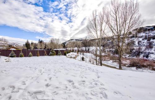 Avon House | Fully Remodeled Condo Close to Lifts and Bus Stops