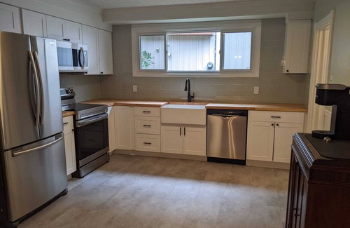 Collingwood House | Fully renovated detached family home in the heart of Downtown Collingwood!