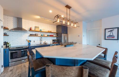 Golden Apartment | Fully Renovated Ski-in/out Loft with Private Hot Tub!