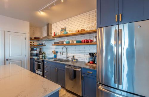 Golden Apartment | Fully Renovated Ski-in/out Loft with Private Hot Tub!