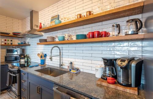 Golden Apartment | Fully Renovated Ski-in/out Loft with Private Hot Tub!