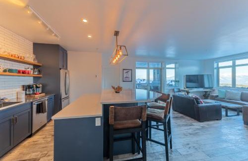Golden Apartment | Fully Renovated Ski-in/out Loft with Private Hot Tub!